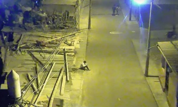 Snimka 12-godišnjeg dječaka ispod ulične rasvjete slomila je srca brojnih korisnika društvenih mreža Snimka 12-godišnjeg dječaka ispod ulične rasvjete slomila je srca brojnih korisnika društvenih mreža