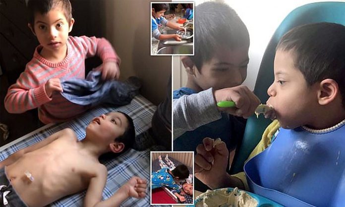 Dječak s Downovim sindromom pomaže u brizi oko svoja tri brata invalida