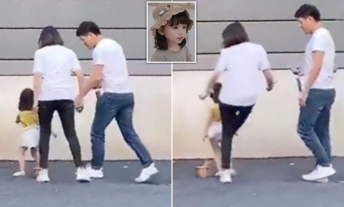 mama udara djevojčicu Internetom kruži snimka na kojoj majka nogom udara svoju kćerku (3)