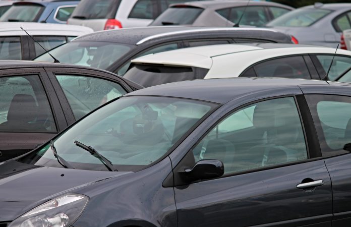 Dječak (4) je nazvao policiju dok je bio u vrućem automobilu