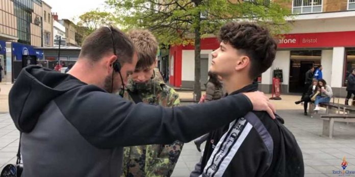 Dva tinejdžera obratila Kristu Dva tinejdžera se obratila Kristu