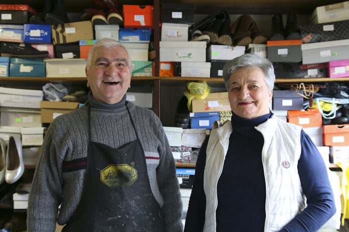 Vrdjuka-10-1 Postolar njegova supruga besplatno popravljaju cipele potrebitima