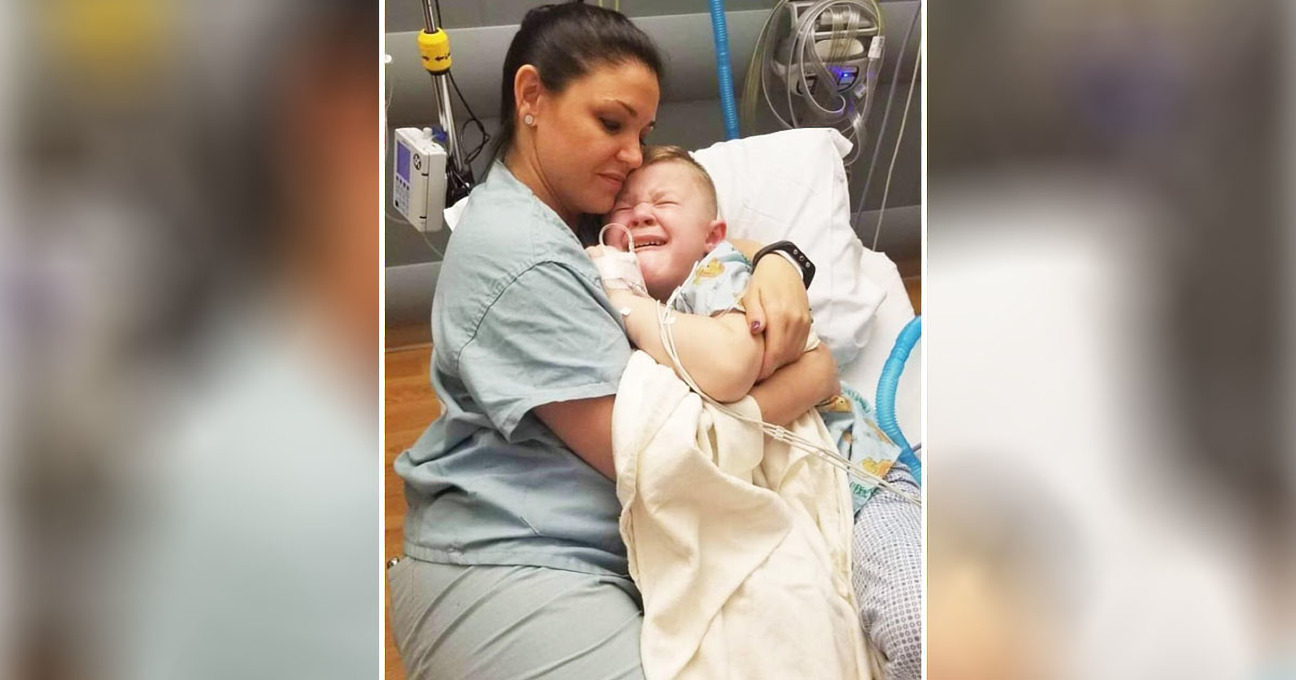 Medicinska sestra je čvrsto zagrlila i tješila preplašenog dječaka
