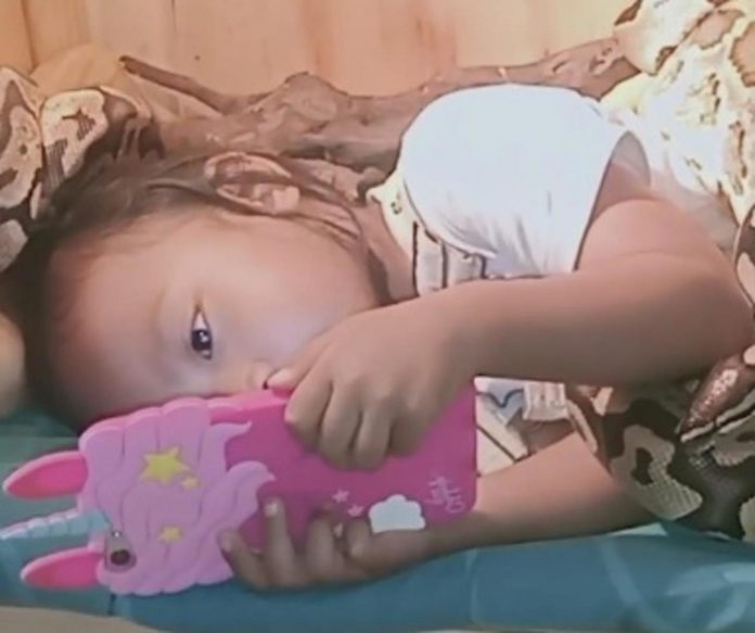 Roditelji snimali djevojčicu po kojoj gmižu zmije