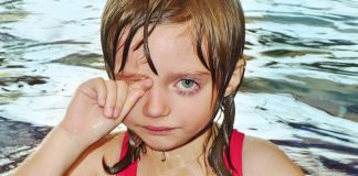 Djevojčica je molila mamu da uđe u bazen, no njezina je reakcija bila tragično tužna