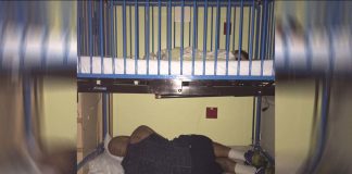 otac spava ispod bolničkog kreveta sina