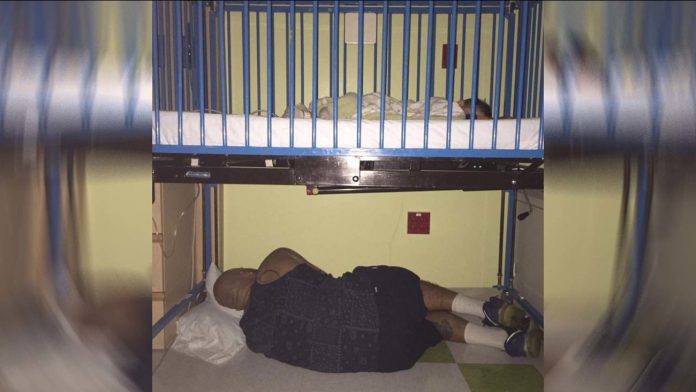 otac spava ispod bolničkog kreveta sina