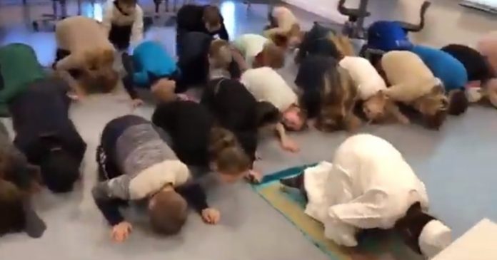 Danski učenici uče muslimansku molitvu