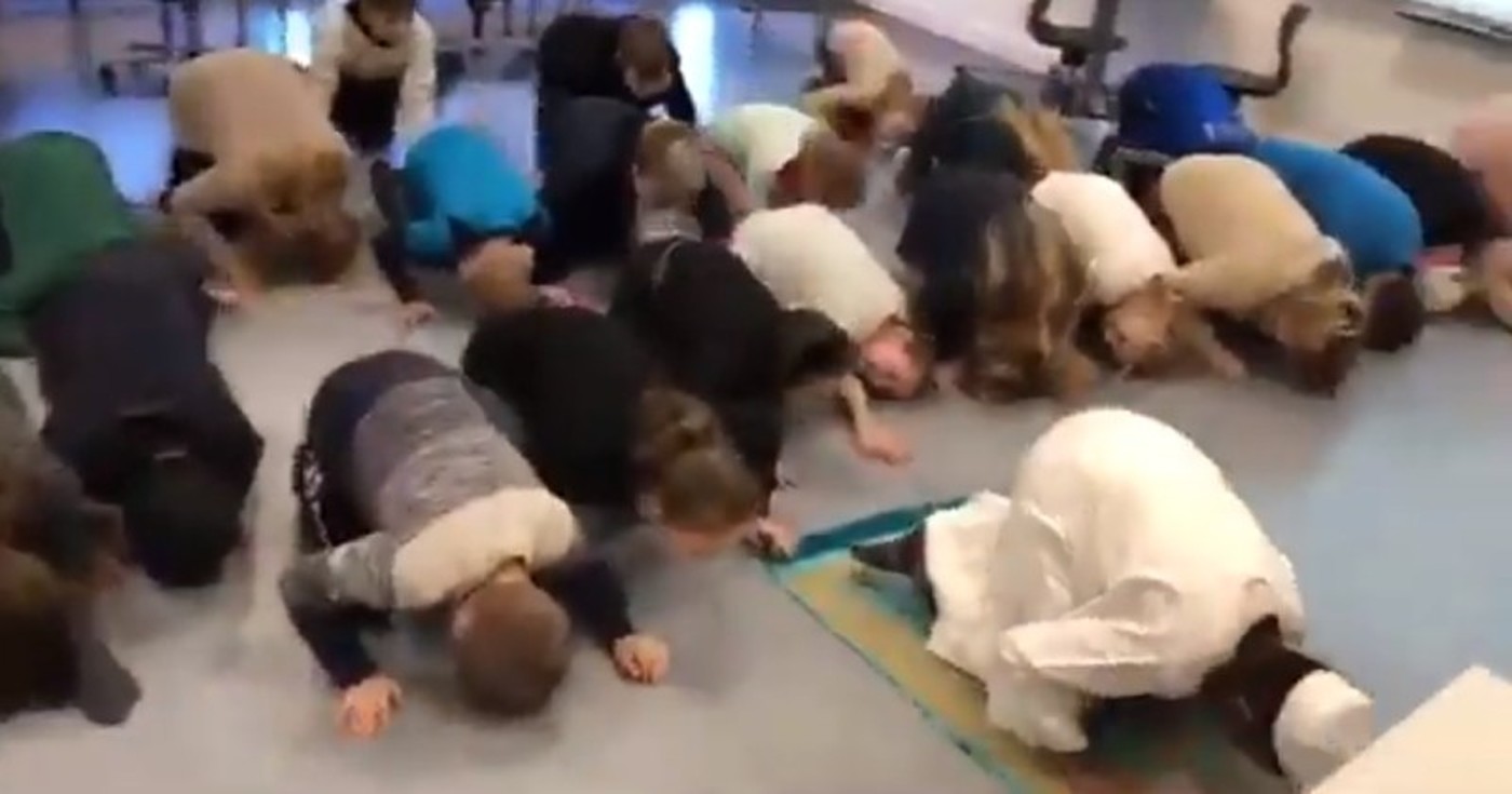 Danski učenici uče muslimansku molitvu