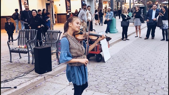 Karolina Protsensko Uzela je violinu i počela svirati, prolaznici nisu mogli vjerovati što čuju