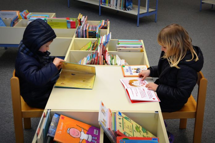 knjižnica djeca Knjižnica u Velikoj Britaniji zabranila biblijske priče za djecu