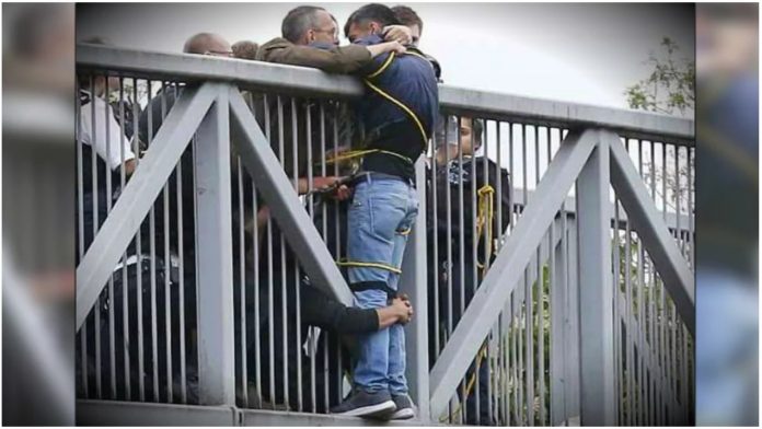 Skupina stranaca je spriječila suicidalnog muškarca da skoči s mosta