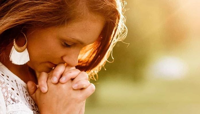 Kako nam Bog pomaže moliti?