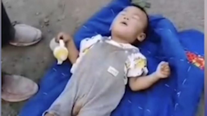 Prolaznici pronašli teško bolesnog dječaka na dekici pored ceste