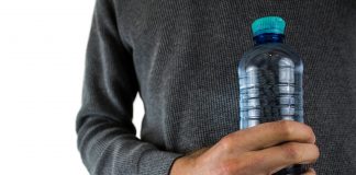 Nikada nemojte piti piće iz plastične boce koja je stajala u autu