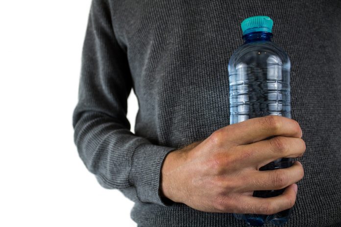 Nikada nemojte piti piće iz plastične boce koja je stajala u autu