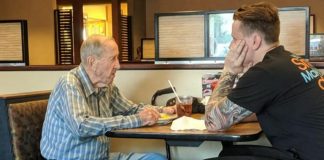 Mladi konobar je odlučio praviti društvo 91-godišnjem starcu