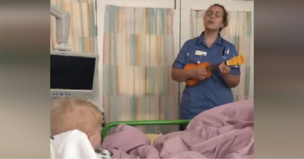 Medicinska sestra pjeva malim pacijentima oboljelim od raka