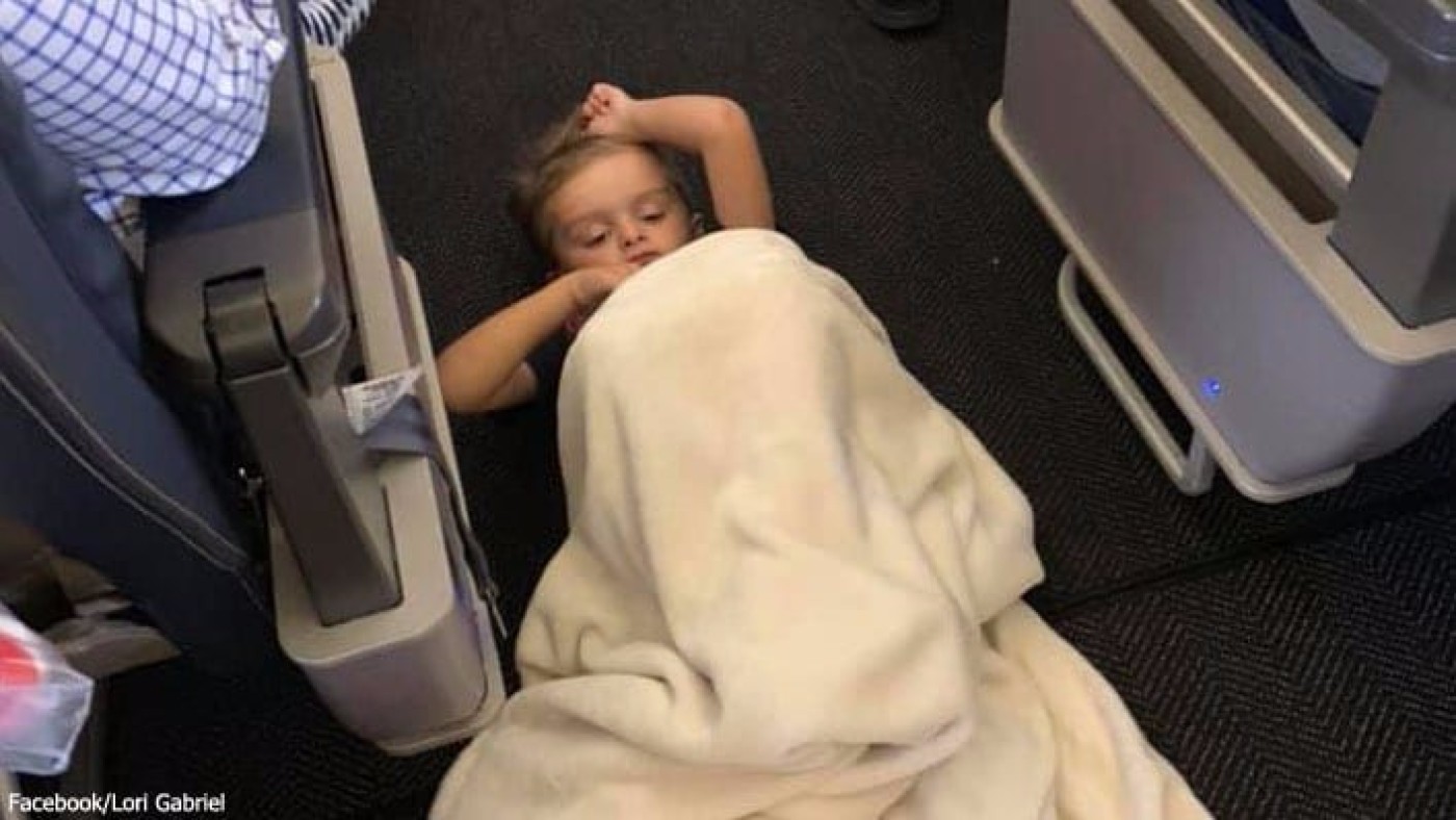 Dječak s autizmom udario je stjuardesu, a ona je rasplakala majku