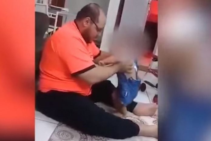 Otac tukao bebu jer ne može stajati Otac tukao bebu jer ne može stajati