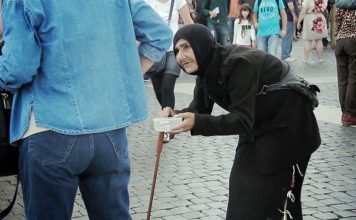 Danas sam šetao gradom i naišao na bakicu koja je prosila...