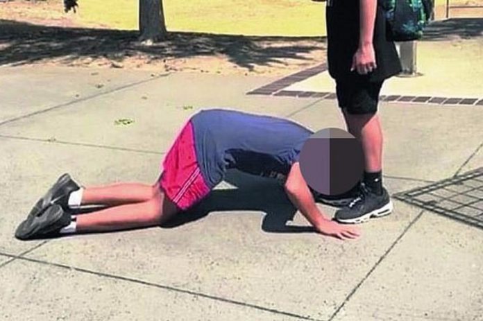 Židovskog dječaka (12) natjerali da poljubi nogu muslimanskom dječaku Židovskog dječaka (12) natjerali da poljubi nogu muslimanskom dječaku