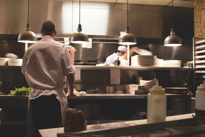 Djelatnik poznatog restorana godinama u porcije stavljao ''iznenađenja'' Djelatnik poznatog restorana godinama u porcije stavljao ''iznenađenja''