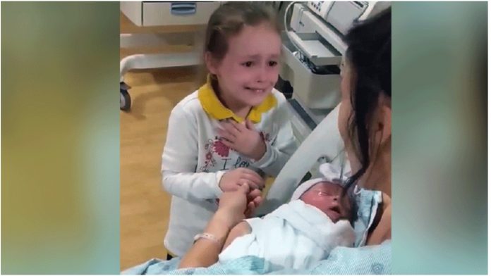 Kad je ugledala bebu u maminu naručju, nije mogla suzdržati suze Kad je ugledala bebu u maminu naručju, nije mogla suzdržati suze