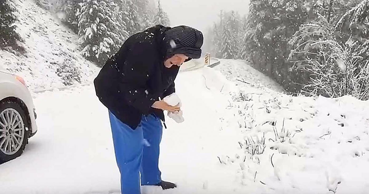 Mama (101) je zamolila sina da zaustavi auto – kako bi se igrala u snijegu