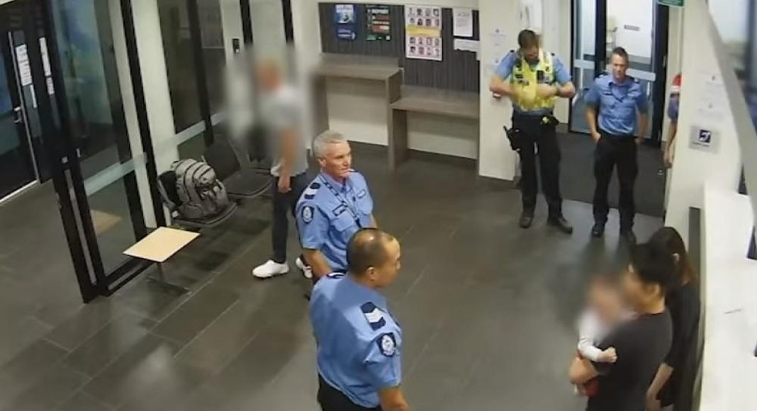 Bebu koja se gušila su unijeli u policijsku postaju