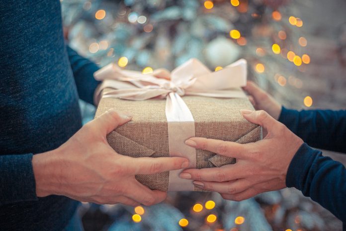 Zašto za Božić darujemo jedni druge?