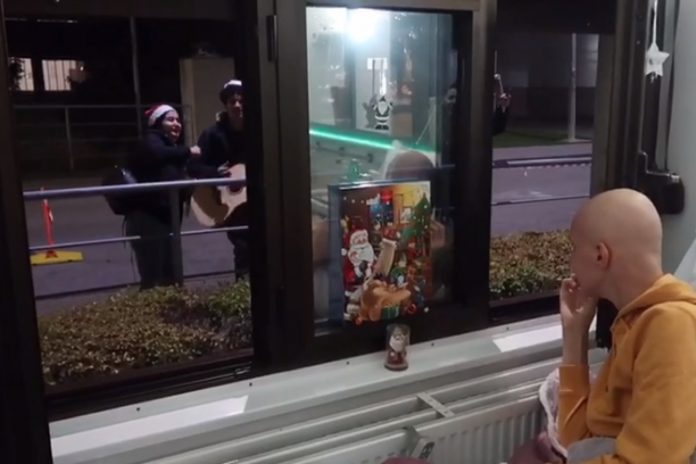 Facebook ganuo video prijatelja koji pjeva djeci oboljeloj od raka u zagrebačkoj bolnici Facebook ganuo video prijatelja koji pjeva djeci oboljeloj od raka u zagrebačkoj bolnici