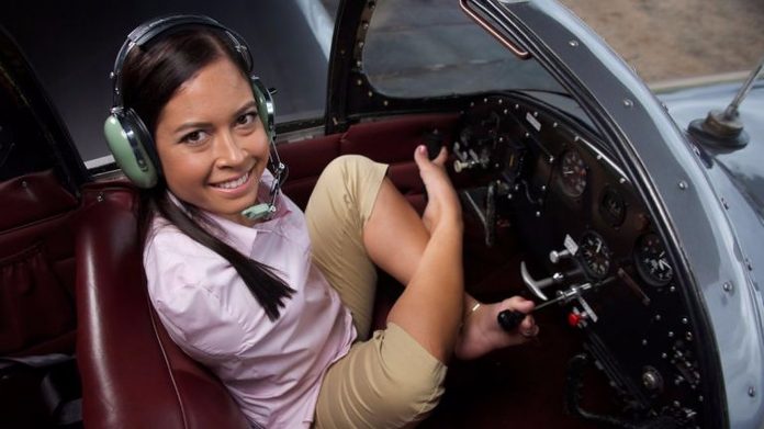 Žena rođena bez ruku postala je prva pilotkinja koja vozi avion nogama Žena rođena bez ruku postala je prva pilotkinja koja vozi avion nogama