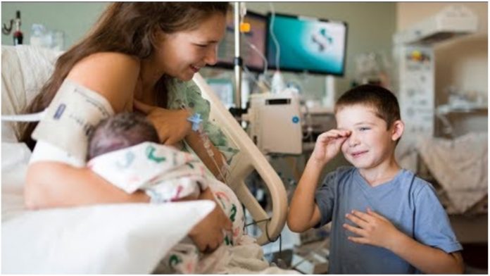 Obitelj se rasplakala kada je vidjela dječakovu reakciju u bolnici