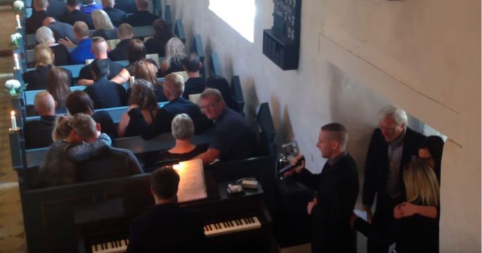 Vjernici su počeli plakati kada je zapjevao pjesmu u čast pokojnom bratu Vjernici su počeli plakati kada je zapjevao pjesmu u čast pokojnom bratu