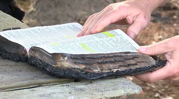 Nevjerojatne fotografije očuvane Biblije nakon strašnog požara obilaze svijet 2