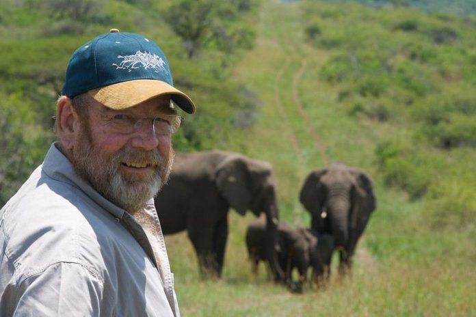Nedugo nakon što je umro, na imanju su mu se počeli okupljati slonovi