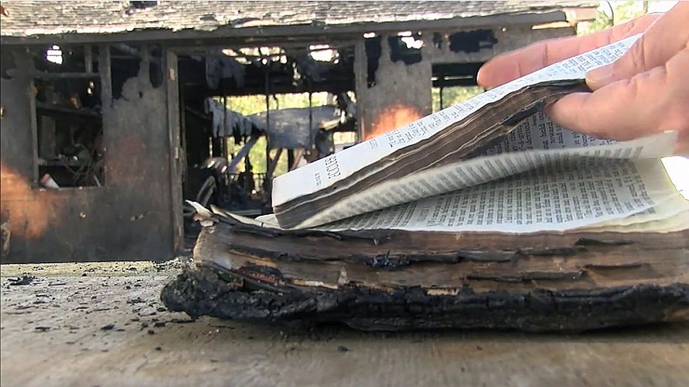 Nevjerojatne fotografije očuvane Biblije nakon strašnog požara obilaze svijet