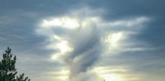 Žena je uočila čudesan oblak iznad kuće
