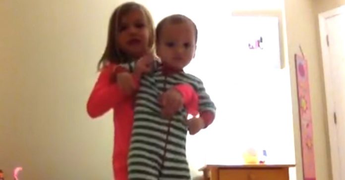 Mama je ostavila bebu samo sa sestrom ne očekujući što će se dogoditi Mama je ostavila bebu samo sa sestrom ne očekujući što će se dogoditi