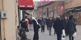 Fotografija časne s beskućnikom u Sarajevu pokorila internet