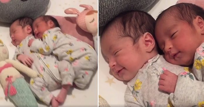 Bebe blizanke se maze do spavaju, snimka je rastopila svijet Bebe blizanke se maze do spavaju, snimka je rastopila svijet
