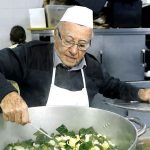 Djed (90) svaki dan kuha obroke za beskućnike