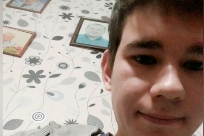 Mladića (20) ubila struja nakon što je uključio punjač u mobitel