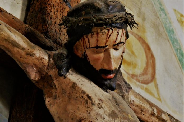Naoružani napadači upali u crkvu te ubili svećenika i 23 vjernika Naoružani napadači upali u crkvu te ubili svećenika i 23 vjernika