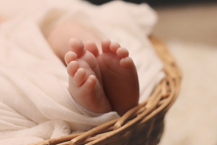 Mama pokušala prodati svoje novorođenče preko interneta Mama pokušala prodati svoje novorođenče preko interneta