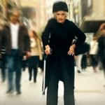 Baka (81) je jedva hodala, a onda je bacila štap i šokirala prolaznike