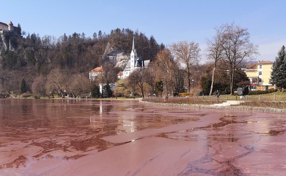 Slovensko jezero poprimilo crvenu boju 1