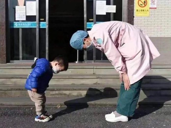 Dječak koji je ozdravio od koronavirusa naklonio se medicinskoj sestri u znak zahvalnosti