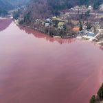 Slovensko jezero poprimilo crvenu boju